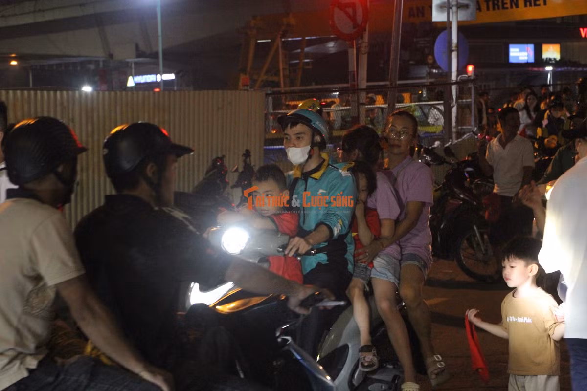 Những chiếc xe ôm công nghệ tắt app, chở nhiều người di chuyển xuyên qua đoàn người đi bộ gây tiềm ẩn TNGT.