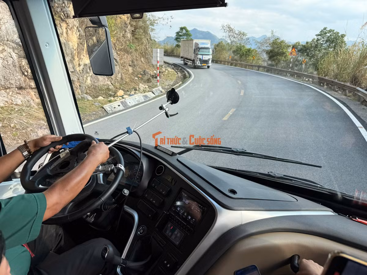 Theo PGS.TS Trần Văn Như, Trưởng bộ môn Cơ khí ô tô, Trường Đại học GTVT – thành viên đoàn công tác, quan trọng nhất là thông số gia tốc ngang. Khi xe đi vào khúc cua, gia tốc ngang là yếu tố chính gây ra hiện tượng lật xe. Dựa trên cơ sở gia tốc ngang đo được, cơ quan chức năng có thể tính toán được mức độ an toàn của phương tiện.