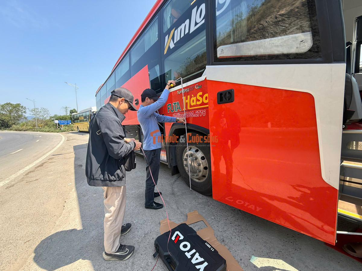 Trong quá trình khảo sát thực tế, đoàn công tác sử dụng nhiều thiết bị hiện đại lắp lên xe nhằm thu thập chi tiết các thông số kỹ thuật, dữ liệu phương tiện phục vụ đánh giá khả năng vận hành và mức độ an toàn của xe khách giường nằm hai tầng khi lưu thông trên tuyến, đặc biệt tại các khu vực đường cong nguy hiểm, độ dốc cao.