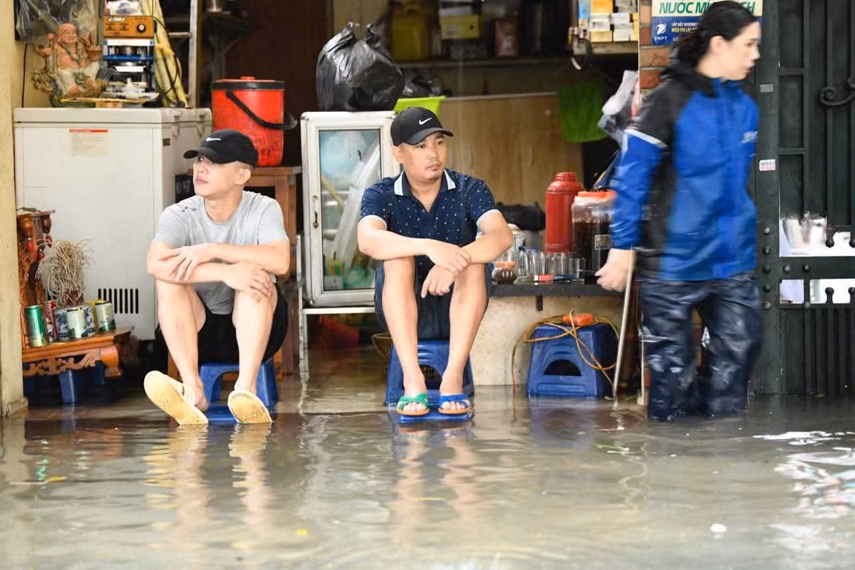 Người dân thẫn thờ bó gối ngồi chờ nước rút.