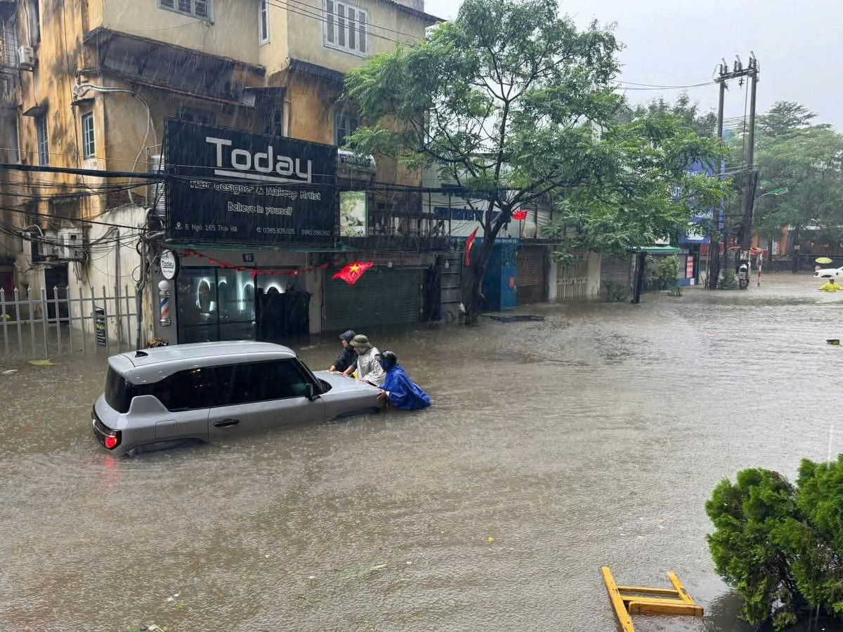 Xe ô tô bị chết máy, hư hỏng và được người dân hỗ trợ.