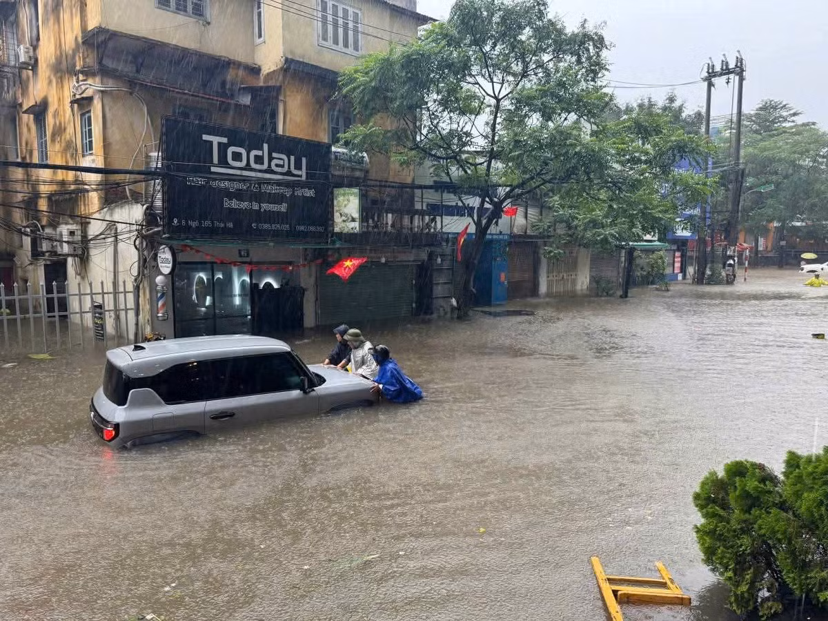 Xe ô tô bị chết máy, hư hỏng và được người dân hỗ trợ.