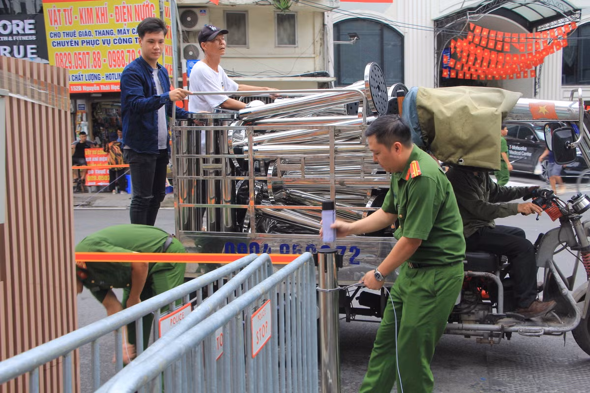 Hệ thống rào chắn được khẩn trương thiết lập trên các tuyến đường.