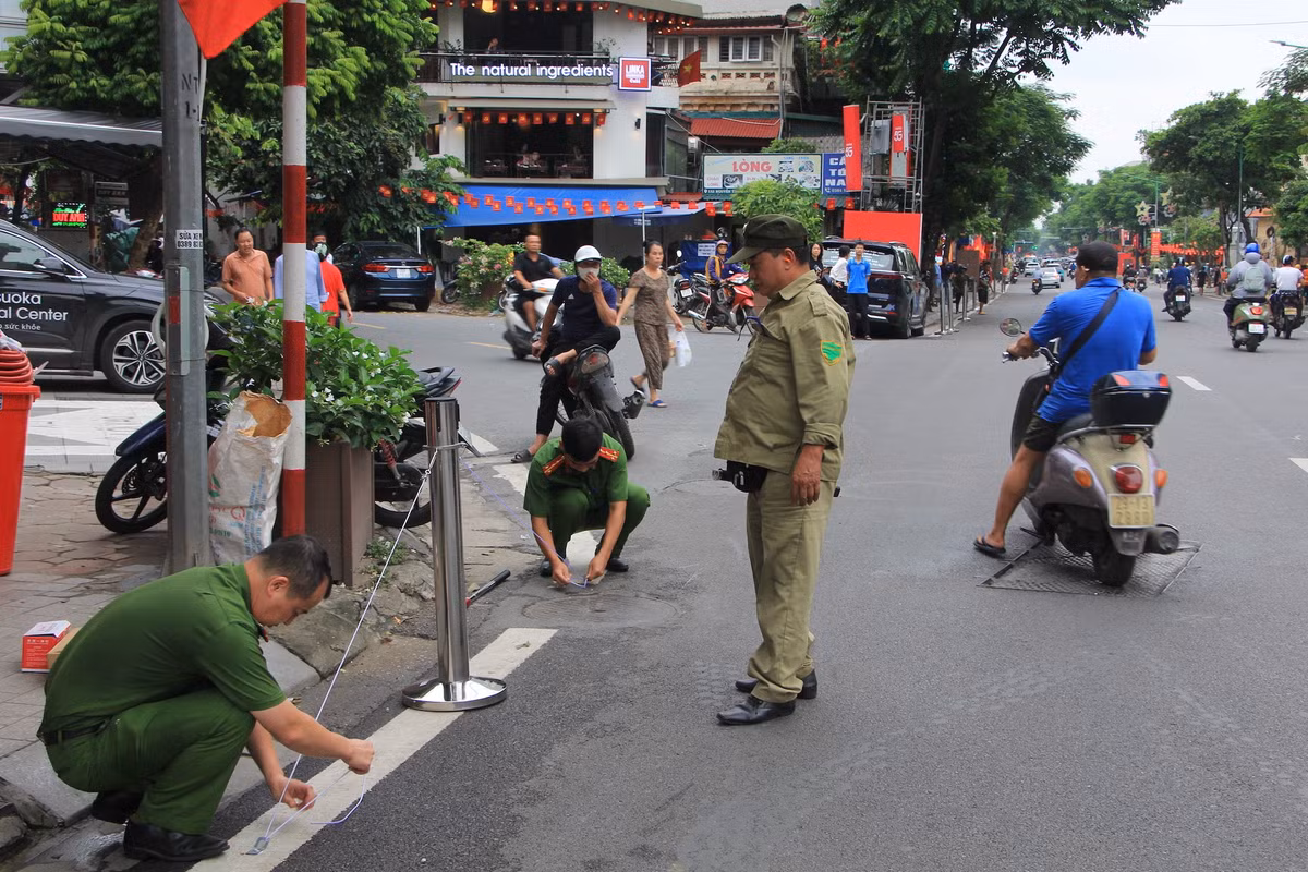 Dọc tuyến đường Kim Mã cơ bản đã được thiết lập hệ thống bảo vệ khu vực diễu binh, diễu hành.