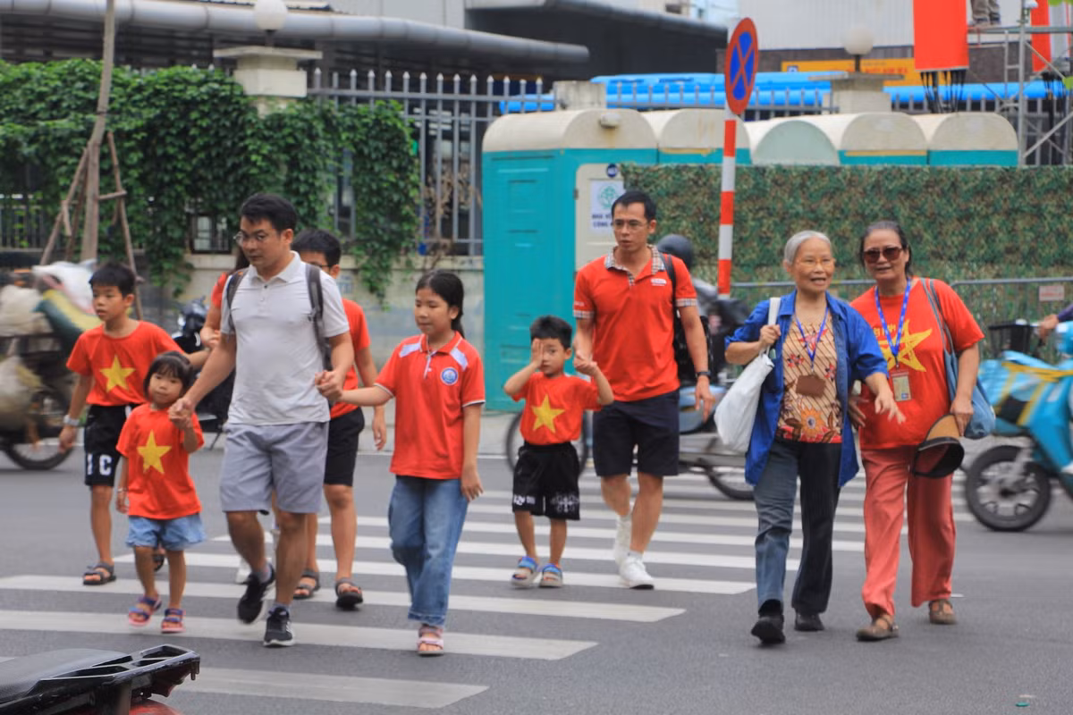 Người dân chủ động đi bộ vào khu vực chờ tổng duyệt.