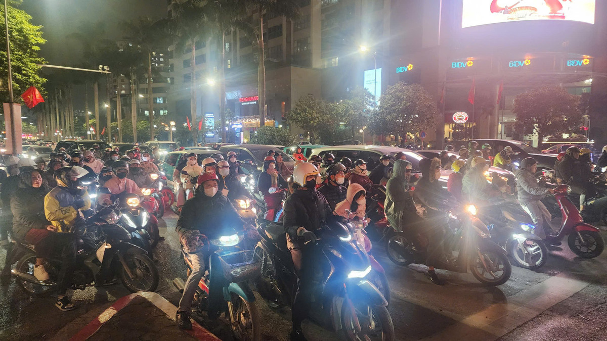 Mặc dù dòng phương tiện đông đúc nhưng với sự chuẩn bị kỹ lưỡng về phương án phân luồng giao thông từ sớm, từ xa nên tình hình giao thông tại khu vực sân vận động Mỹ Đình ổn định, không ùn ứ. Người dân vẫn nâng cao ý thức chấp hành luật trật tự an toàn giao thông.