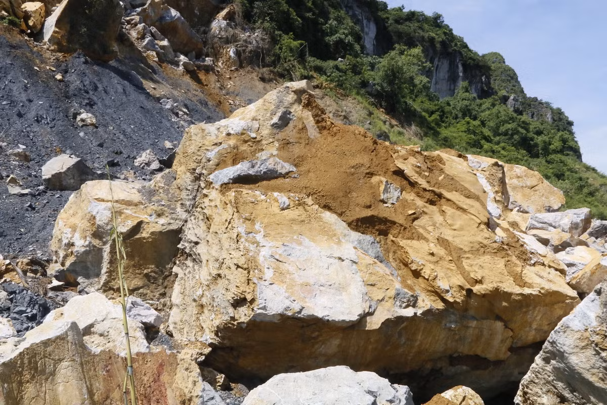 “Bắt đầu từ 12h trưa, đá trên núi nứt toác và rơi xuống 3 tảng lớn gây ra tiếng động lớn như ô tô đâm nhau, một lúc sau cả mảng đá lớn nghìn tấn rơi xuống làm rung nhà cửa như động đất, kèm theo những tiếng nổ lớn như bom, khói bay mù mịt khắp cả vùng”, người dân cho biết