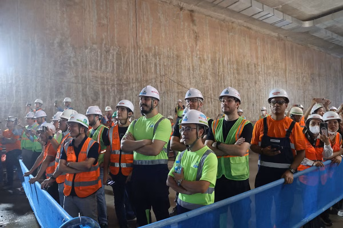 Khu vực Dốc hạ ngầm đồng thời triển khai công đào và thi công kết cấu hầm hộp, khu vực Giếng đứng hiện đang thực hiện công tác đào để thi công kết cấu.