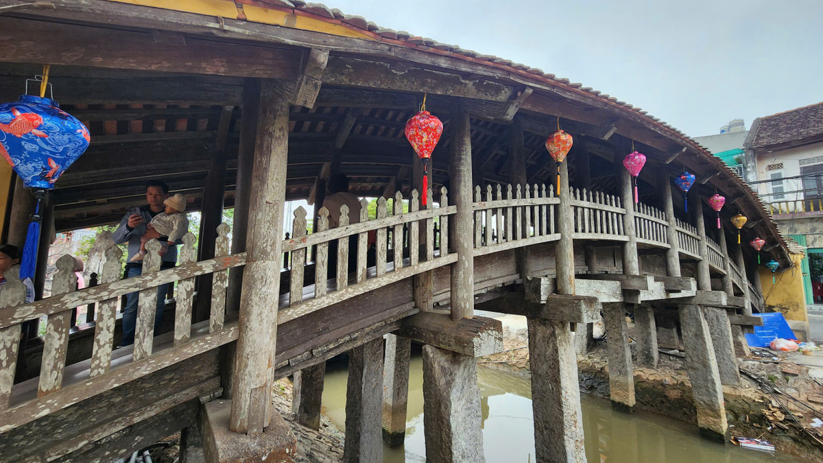 Bên trên đỉnh hai đầu cầu đều có 4 con nghê đang đứng chầu với dáng vẻ vừa thân thuộc, vừa uy nghiêm nhưng lại mang ý nghĩa sâu xa. Tựa như câu nói “Bốn con nghê đực chầu về tổ tông”. Đặc biệt, sàn cầu được thiết kế thành hai phần rõ rệt, được ghép bằng 66 thanh gỗ lim trên hàng dầm uốn cong; lòng cầu rộng khoảng 2m. Hai bên sườn cầu là hai dãy hành lang và cũng được uốn cong theo thành cầu..