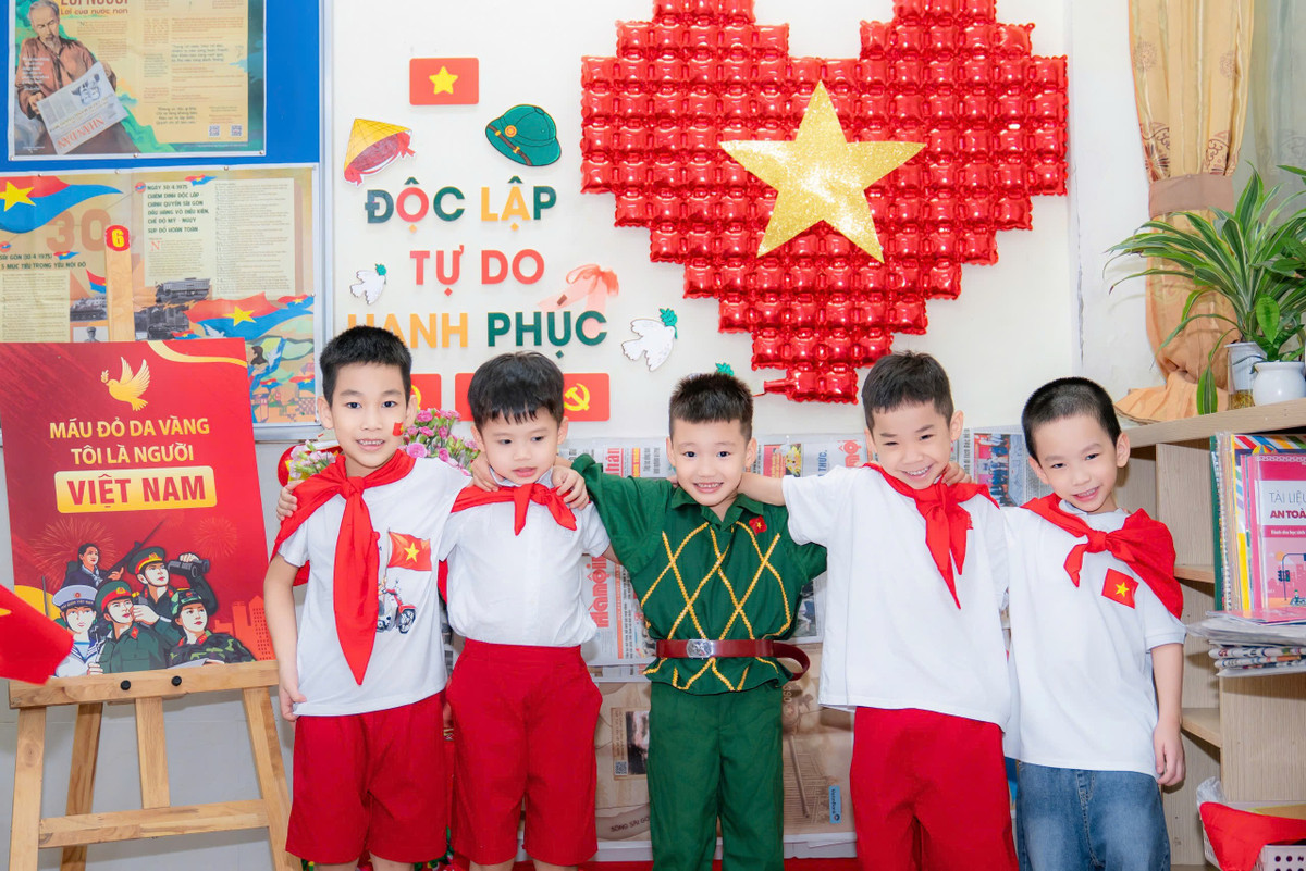 Bộ trang phục áo lính cũng được chuẩn bị có các em học sinh nhằm truyền tải về sự biết ơn dành cho thế hệ anh hùng đất nước.