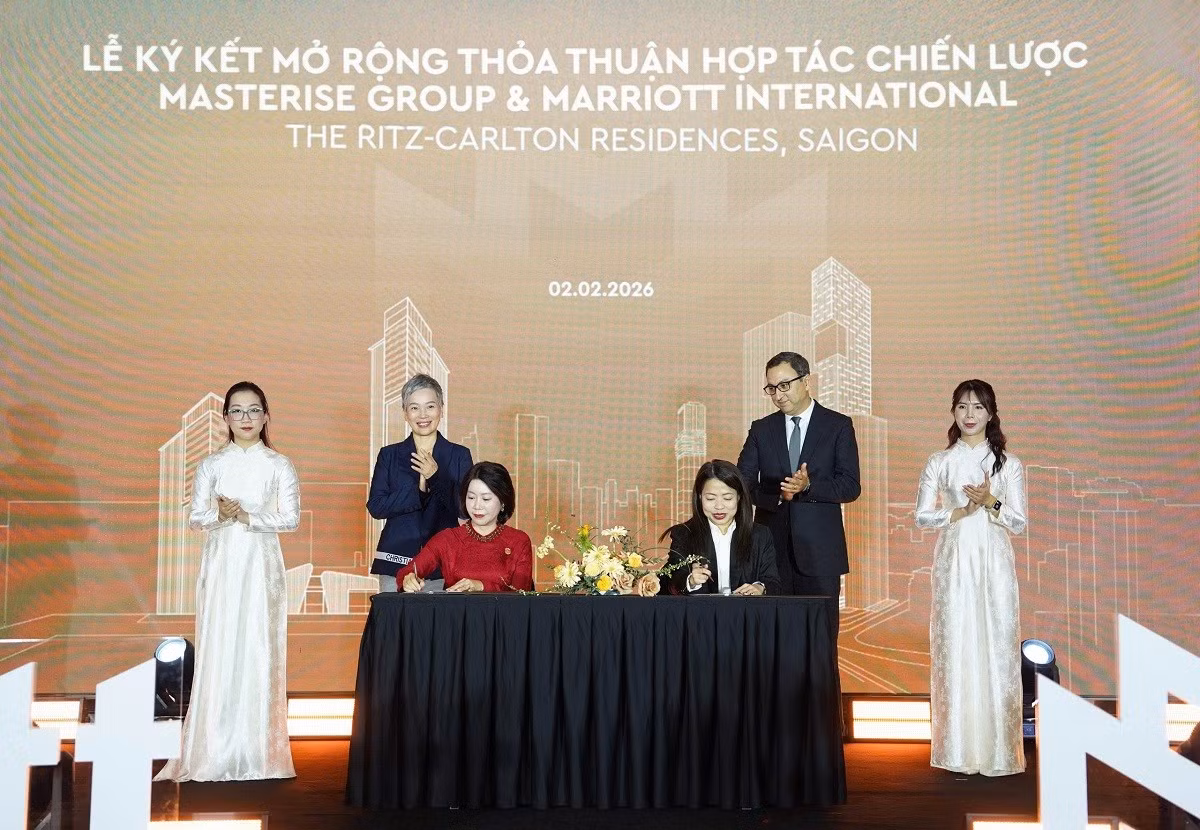 2-hinh-ky-ket-2-le-ky-ket-du-an-the-ritz-carlton-residences-saigon.jpg