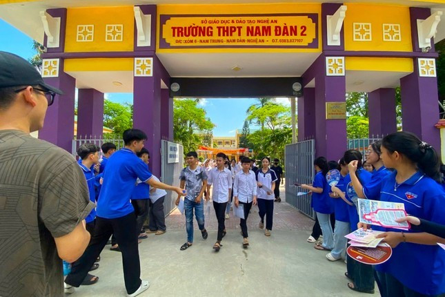 Thí sinh dự thi kỳ thi tuyển sinh vào lớp 10 tại Trường THPT Nam Đàn 2 Thí sinh dự thi kỳ thi tuyển sinh vào lớp 10 tại Trường THPT Nam Đàn 2