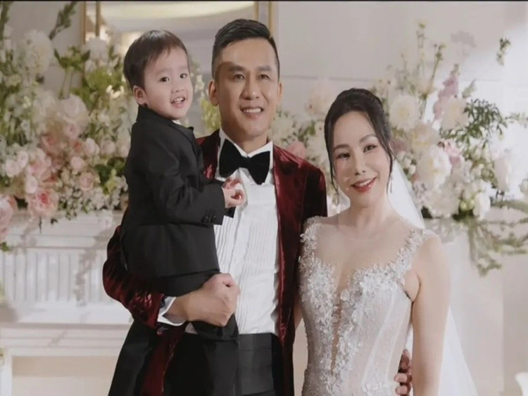 Ca sĩ Hồ Quỳnh Hương công khai con trai 2 tuổi trong đám cưới với doanh nhân Hoàng Công Thành. Ảnh: VTV. contraihoquynhhuong1.jpg
