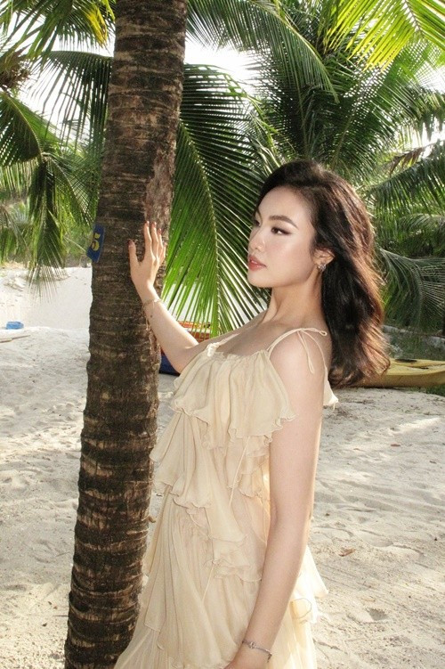 "Suốt 3 năm học THPT, tôi luôn trốn trong lớp, thậm chí, giờ giải lao tôi cũng không dám đi ra ngoài chơi. Vì tôi sợ và lo lắng rằng, chỉ cần bước ra cánh cửa lớp tôi sẽ nghe được nhiều lời chê bai về thân hình quá khổ 90kg đang mặc chiếc áo dài nữ sinh", Thủy Tiên chia sẻ trên Dân Việt. thuytien6.jpg