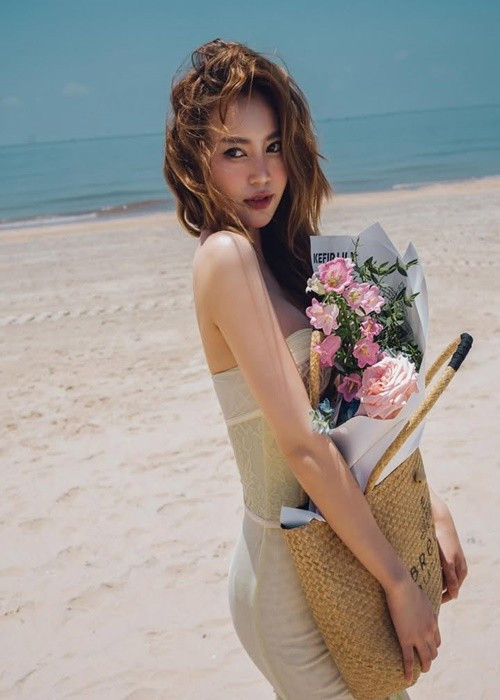 Mỗi lần diện trang phục khoe vòng một, nữ diễn viên phim Cánh đồng bất tận đều gây chú ý. lanngoc3.jpg