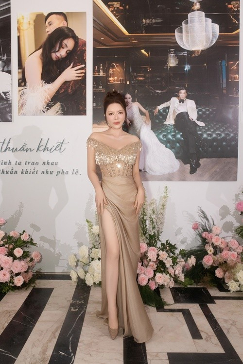 Lý Nhã Kỳ nói vui nếu trong đám cưới Hồ Quỳnh Hương mà cô bắt được hoa cưới (mà không phải được trao hay nhường), cô hứa sẽ lên xe hoa vào năm sau. ky9.jpg