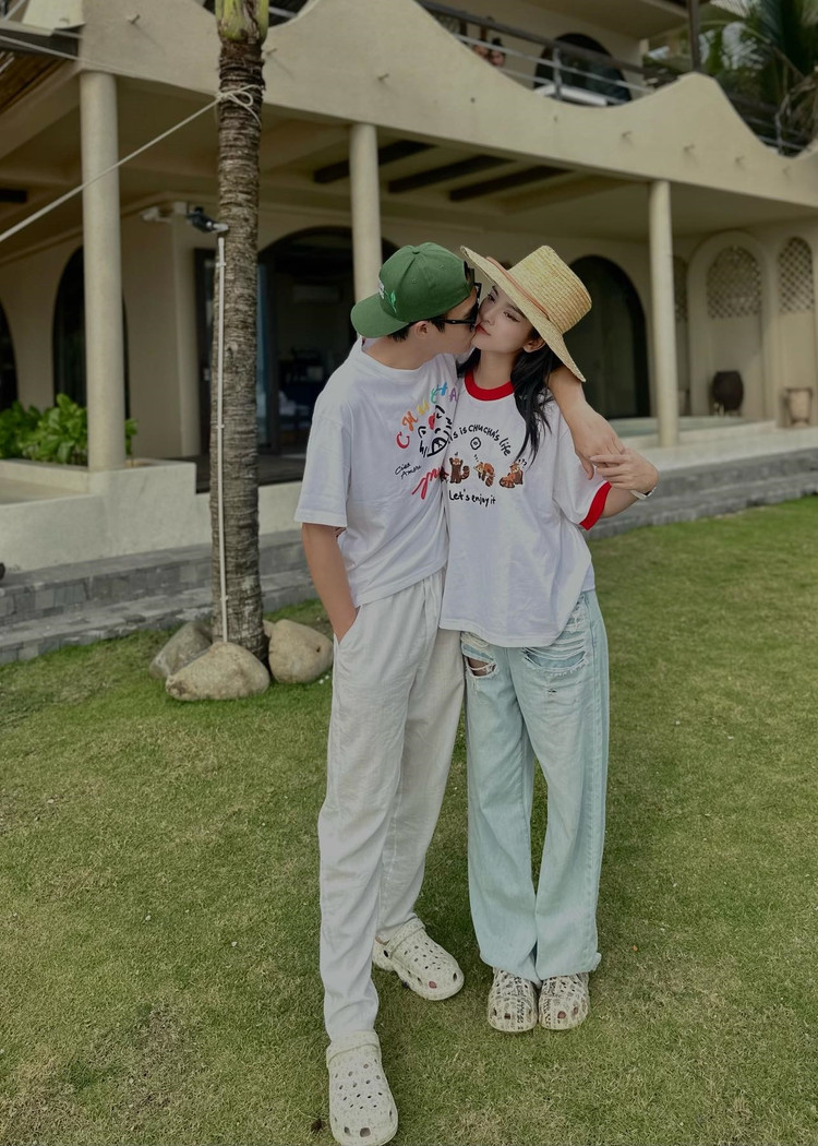 Hiện tại, Quỳnh Lương mang bầu lần 2. Cách đây không lâu, mẹ ruột Quỳnh Lương nhớ con cháu, nên nữ diễn viên về thăm gia đình một thời gian. Ảnh: FB Quỳnh Lương. luong9.jpg