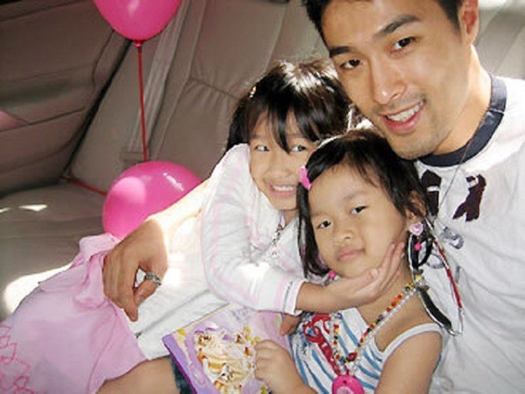 Johnny Trí Nguyễn và vợ cũ có hai cô con gái chung. Ảnh: Thời Đại Plus. nguyen3.jpg