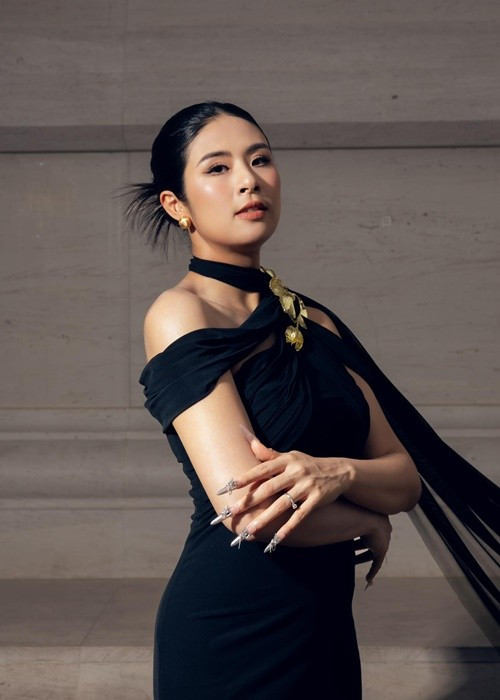 Ngọc Hân vẫn tham gia các sự kiện giải trí khi mang thai. Trong chương trình thời trang của NTK Hà Duy, cô làm khách mời. Ảnh: FB Ngọc Hân. han8.jpg