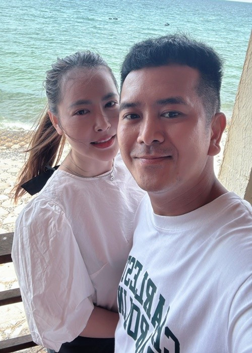 Diễn viên Hùng Thuận cùng Tuệ Tâm và gia đình vừa đi du lịch. “Phan Thiết cùng "cục nợ" và gia đình”, “bé An” của Đất phương Nam viết trên trang cá nhân. Ảnh: FB Hùng Thuận. hungthuan1-2879.jpg