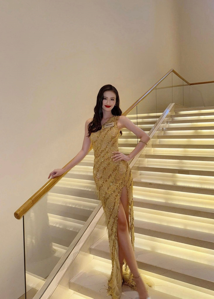 Năm nay, các thí sinh chiến thắng ở các phần thi phụ vẫn vào thẳng top 40 chung cuộc. Hiện tại, đại diện Việt Nam còn cơ hội vào thẳng top 40 nếu tiến sâu ở hai phần thi Người đẹp nhân ái và Trình diễn thời trang. Ảnh: FB Ý Nhi. ynhi6.jpg