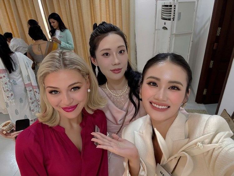 Đại diện Việt Nam thường chụp ảnh kỷ niệm cùng các thí sinh khác. Ảnh: FB Ý Nhi. nhi3.jpg
