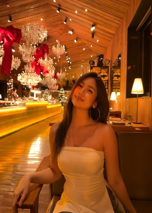 Con gái Lưu Thiên Hương ở tuổi 20 thường xuyên khoe dáng trong những chiếc váy cúp ngực. Ảnh: Instagram Vy Uyên. huong4.jpg