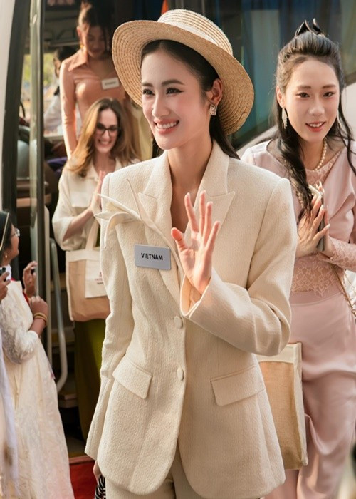 Hoa hậu Ý Nhi diện vest thanh lịch trong một hoạt động của cuộc thi Miss World 2025 - Hoa hậu Thế giới 2025. Dù mặc kín đáo, đại diện Việt Nam vẫn gây ấn tượng. Hình ảnh của cô đã xuất hiện trên fanpage cuộc thi. Ảnh: Fanpage Miss World. nhi1.jpg