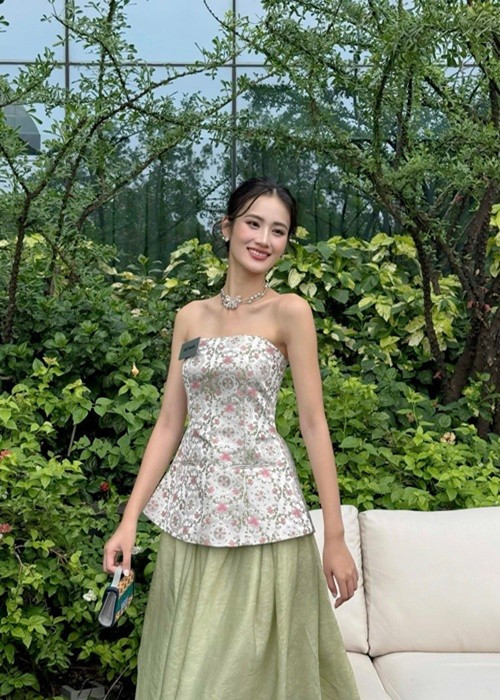 Ý Nhi mang theo khoảng 60 bộ trang phục, liên tục thay đổi phong cách để gây ấn tượng với ban giám khảo. Ảnh: FB Ý Nhi. nhi6.jpg