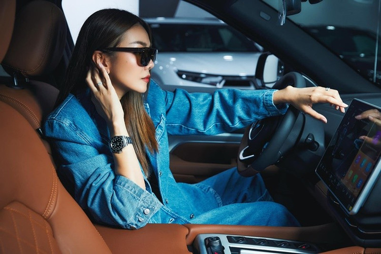 Thanh Hằng tự tậu loạt xe sang đắt giá. Trong ảnh, người đẹp khoe chiếc xe 2,3 tỷ đồng vào đầu năm 2025. Ảnh: FB Thanh Hằng. hang10.jpg