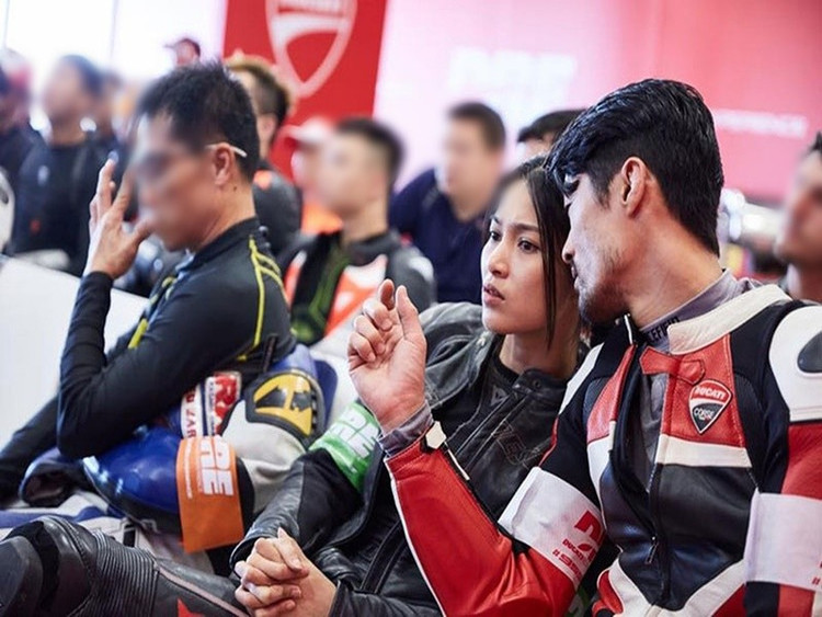 Nhung Kate và Johnny Trí Nguyễn có nhiều sở thích giống nhau như võ thuật hay xe phân khối lớn. Ảnh: Đời Sống Pháp Lý. nhungkate5.jpg