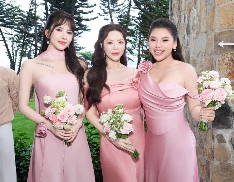 Lý Nhã Kỳ nói với "chú rể" Hoàng Công Thành rằng ngày 15/5/2025 là thứ năm rất đẹp, "anh nhất định phải cưới chị em trong ngày này". ky3.jpg