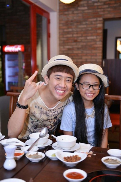 Phương Mỹ Chi gọi Trấn Thành là chú, xưng con. Phía nam MC hết lời khen ngợi nữ ca sĩ. Ảnh: Gia Đình Việt Nam. thanh4.jpg