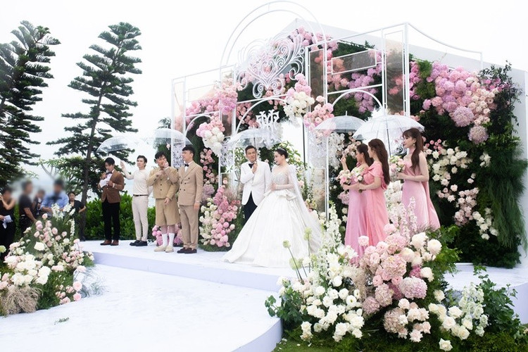 Trong suốt thời gian chuẩn bị cho đám cưới, Lý Nhã Kỳ sát cánh bên Hồ Quỳnh Hương, từ việc góp ý tưởng cho đến việc hỗ trợ về mặt tinh thần. Ngoài ra, Lý Nhã Kỳ còn làm dâu phụ. ky5.jpg