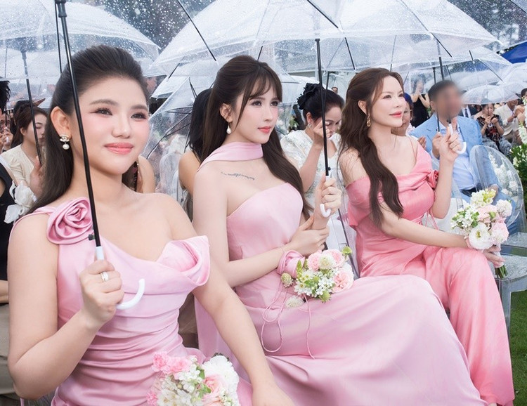 Lý Nhã Kỳ cùng với Thiều Bảo Trâm và Myra Trần đảm nhận vị trí dâu phụ. ky6.jpg