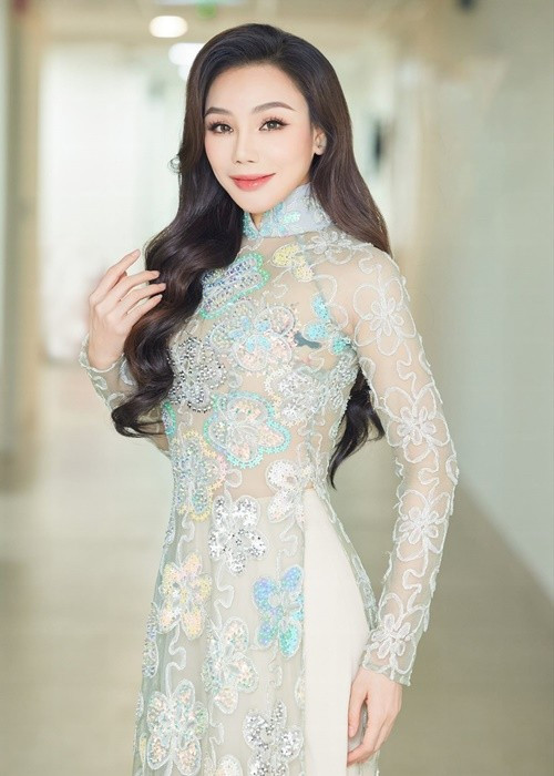 “Chúng tôi giống nhau ở chỗ thích sống vì cộng đồng, vì tha nhân nhiều hơn vì mình. Sống không quá thiên về vật chất”, nữ ca sĩ cho biết. huong5.jpg