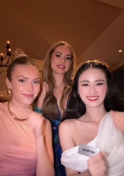Ý Nhi xinh đẹp như nữ thần, đọ sắc các thí sinh khác. Ảnh: FB Ý Nhi. ynhi6.jpg
