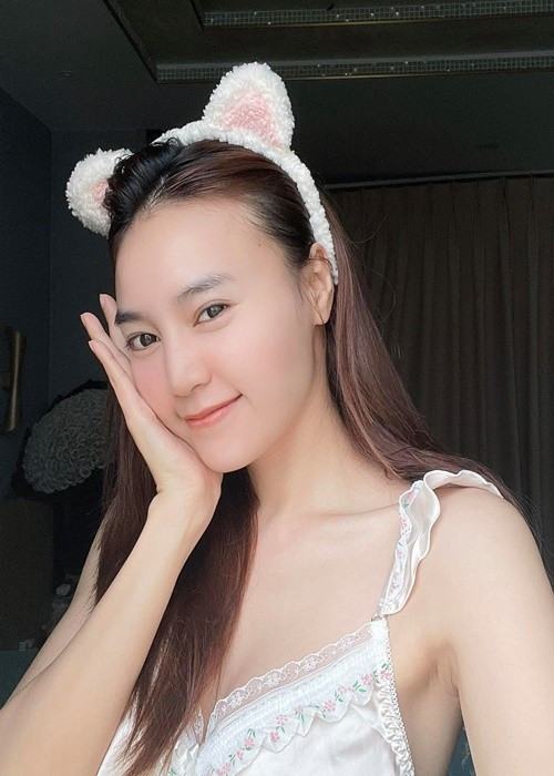 Diện váy ngủ quyến rũ, nữ diễn viên phim Cánh đồng bất tận khoe mặt mộc đẹp không tỳ vết. Ảnh: FB Lan Ngọc. lanngoc5.jpg