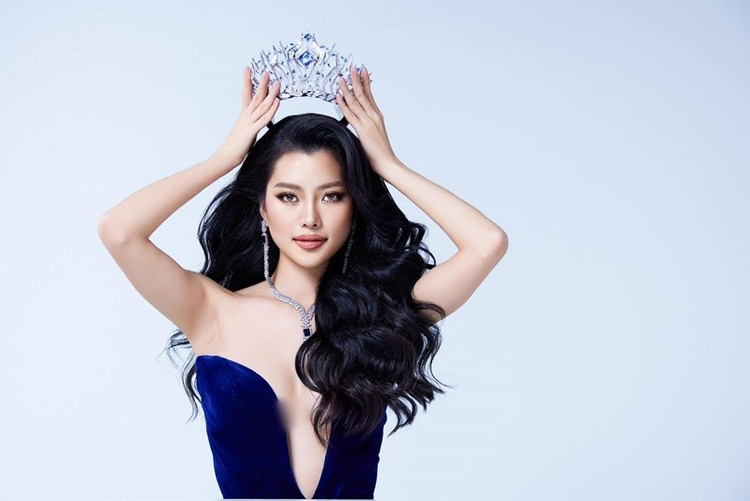 Nàng á hậu có chiều cao 1m79, số đo ba vòng 85-60-99 cm. nhung2.jpg