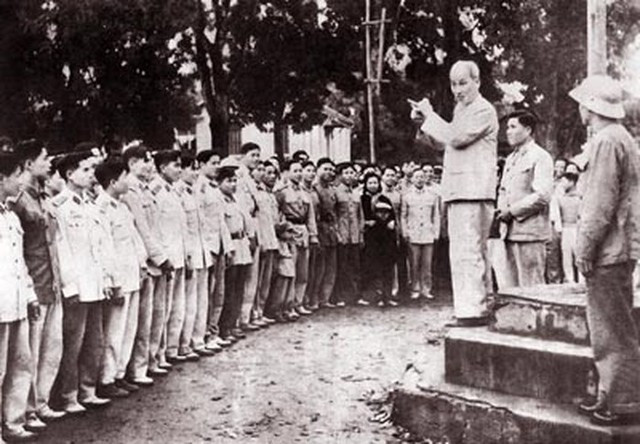 Chủ tịch Hồ Chí Minh đến thăm và huấn thị cho cán bộ, chiến sĩ Công an nhân dân tháng 12/1961. Chủ tịch Hồ Chí Minh đến thăm và huấn thị cho cán bộ, chiến sĩ Công an nhân dân tháng 12/1961.