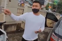 Video: Nam shipper va chạm làm móp đuôi xe Camry 