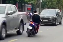 Clip: Kinh hãi cảnh nam thanh niên đầu trần điên cuồng lạng lách