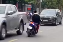 Clip: Kinh hãi cảnh nam thanh niên đầu trần điên cuồng lạng lách