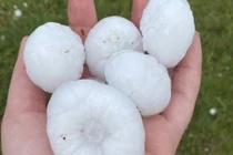 Mưa đá 'khổng lồ' ở Pháp