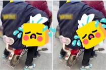 Hành động lạ của hai thanh niên trên đường khiến netizen cảm thán