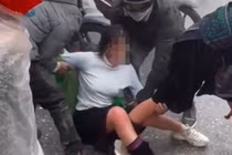 Clip cô gái ở Sa Pa bị nhóm thanh niên "bắt vợ" gây bức xúc
