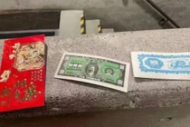 Sinh viên bức xúc vì được trường đại học phát lì xì chứa tiền âm phủ