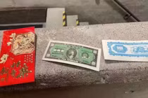 Sinh viên bức xúc vì được trường đại học phát lì xì chứa tiền âm phủ