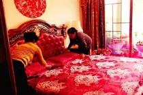 Vợ chồng mới cưới được 2 ngày, mẹ chồng làm trò "quái đản"