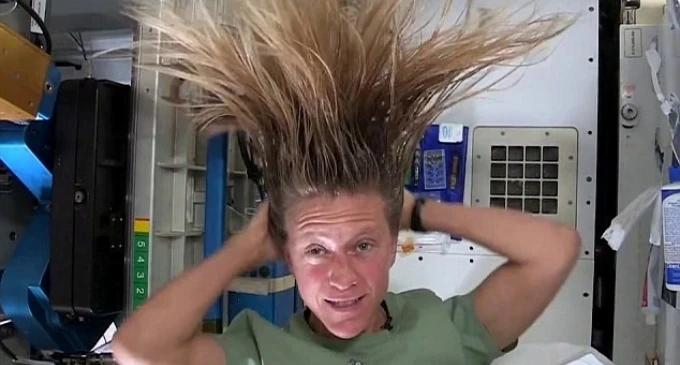 Độc: Phi hành gia cắt tóc, gội đầu tài tình thế nào ngoài vũ trụ?